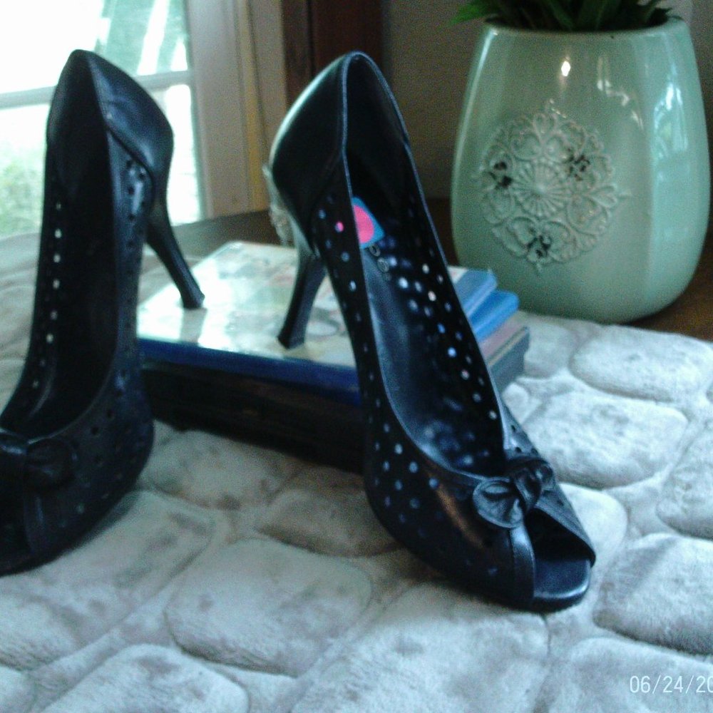 Maripe Size 8M Navy Open toe heels